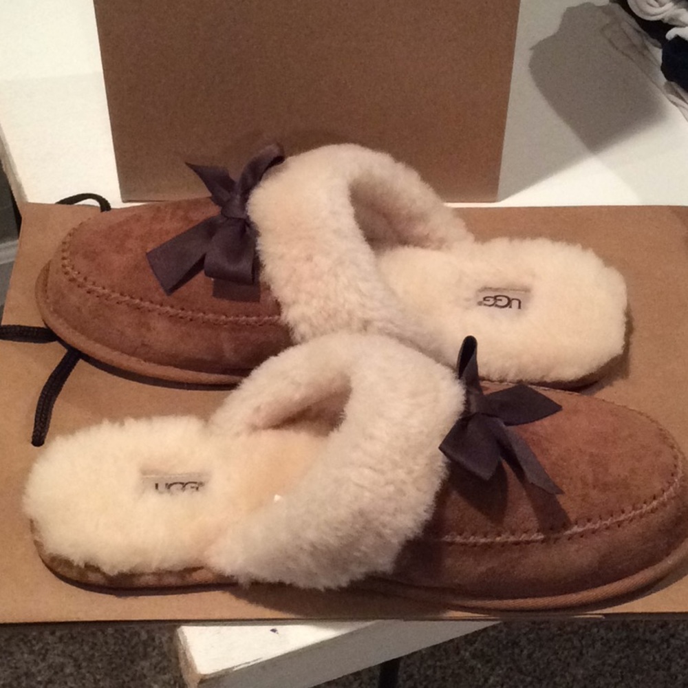 SOLD!  Cozy Shearling house slippers by UGG - Picture 8 of 8
